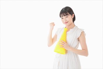 応援する女性