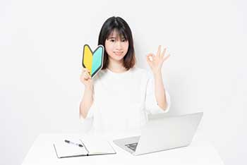 初心者マークを持つ女性