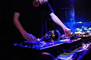 クラブでプレイ中のDJ