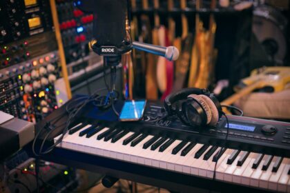 キーボードと制作機材を置いた音楽制作のデスク