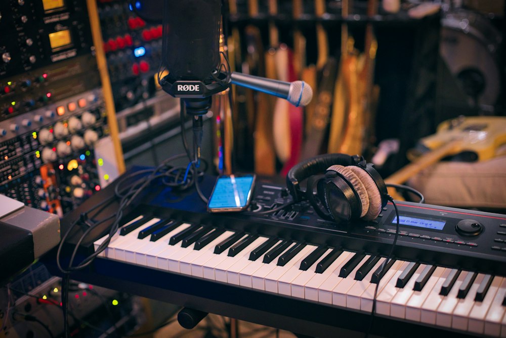 キーボードと制作機材を置いた音楽制作のデスク